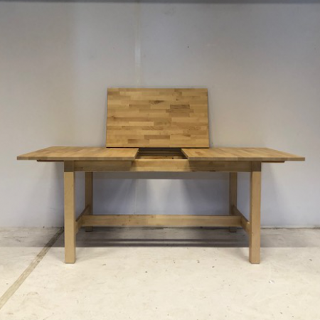 Uitschuifbare robuuste houten tafel Uitschuifbare robuuste houten tafel