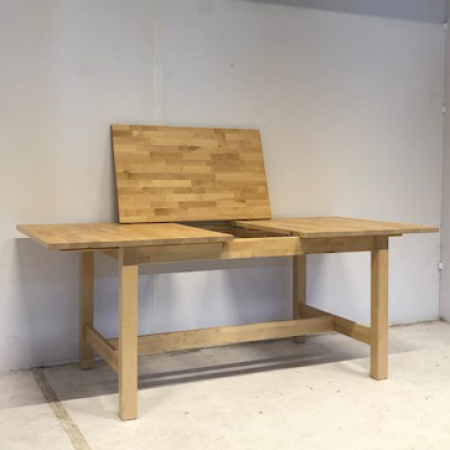 Uitschuifbare robuuste houten tafel Uitschuifbare robuuste houten tafel