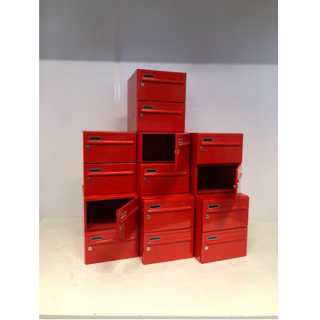 Dubbele rode vintage brievenbus lockers Dubbele rode vintage brievenbus lockers
