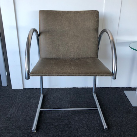 Design stoel nieuw gestoffeerd Design stoel nieuw gestoffeerd