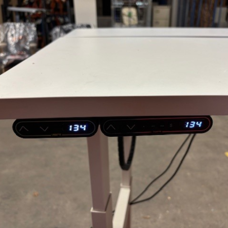 Cockpit elektrisch zit-sta bureau met 2 onafhankelijk verstelbare bladen (107238) Cockpit elektrisch zit-sta bureau met 2 onafhankelijk verstelbare bladen (107238)
