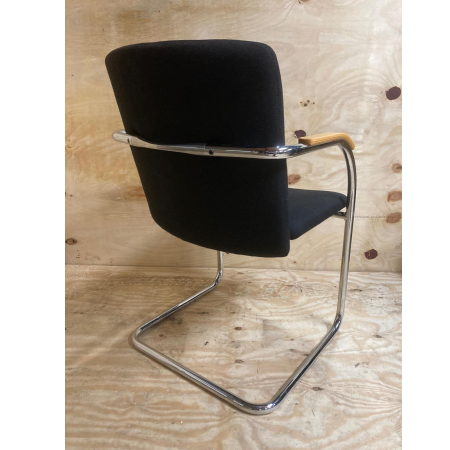 Lande Cole vergaderstoel, zwarte bekleding en houten armleggers Lande Cole vergaderstoel, zwarte bekleding en houten armleggers