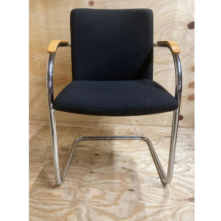 Lande Cole vergaderstoel, zwarte bekleding en houten armleggers Lande Cole vergaderstoel, zwarte bekleding en houten armleggers