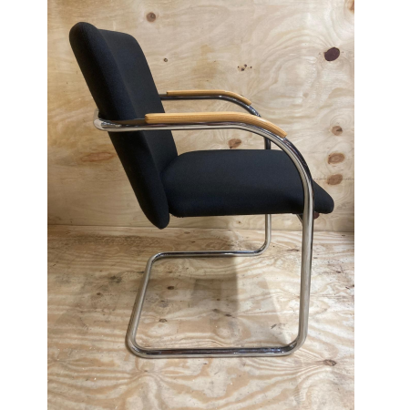 Lande Cole vergaderstoel, zwarte bekleding en houten armleggers Lande Cole vergaderstoel, zwarte bekleding en houten armleggers