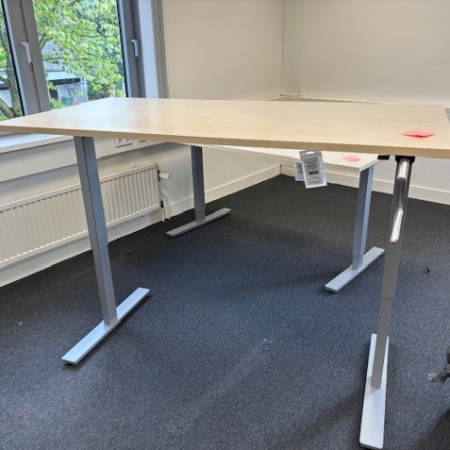 Zit-sta slingerbureau 160x80 cm, zilver onderstel en ahorn blad ACTIE Zit-sta slingerbureau 160x80 cm, zilver onderstel en ahorn blad ACTIE