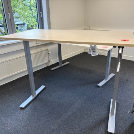 Zit-sta slingerbureau 160x80 cm, zilver onderstel en ahorn blad (107251) Zit-sta slingerbureau 160x80 cm, zilver onderstel en ahorn blad (107251)