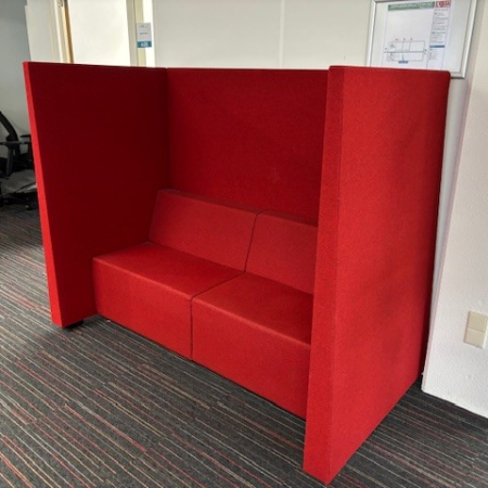 Treinbank / Akoestische Zitbank – Rood ACTIE