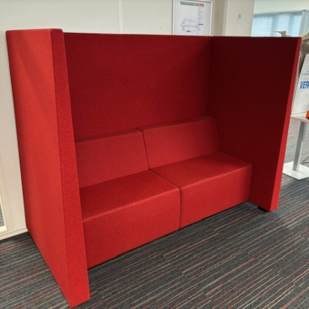 Treinbank / Akoestische Zitbank – Rood ACTIE